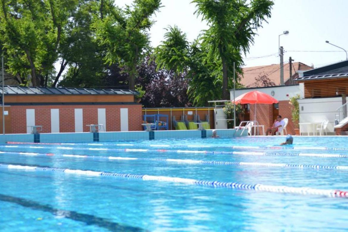 Cegléd Cvse Clubhaz Es Panzio Bed & Breakfast エクステリア 写真